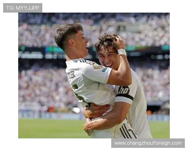 皇马与多特高层赛前互赠礼物 展现足球友谊与传统精神